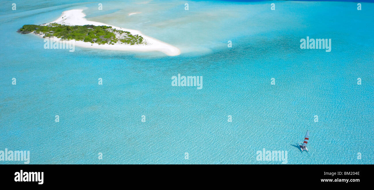 Katamaran-Segeln in der Nähe von einer einsamen Insel, Malediven, Indischer Ozean Stockfoto