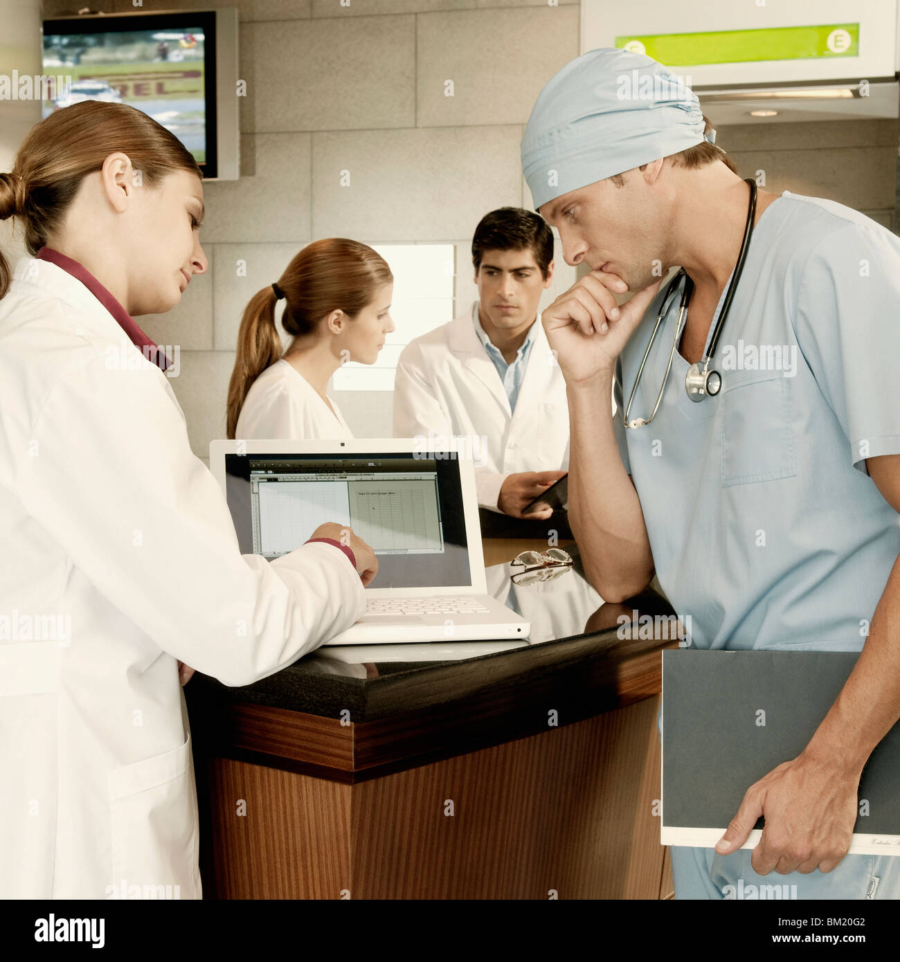 Ärztin und einem Chirurgen diskutieren ein medizinisches Gutachten auf einem laptop Stockfoto