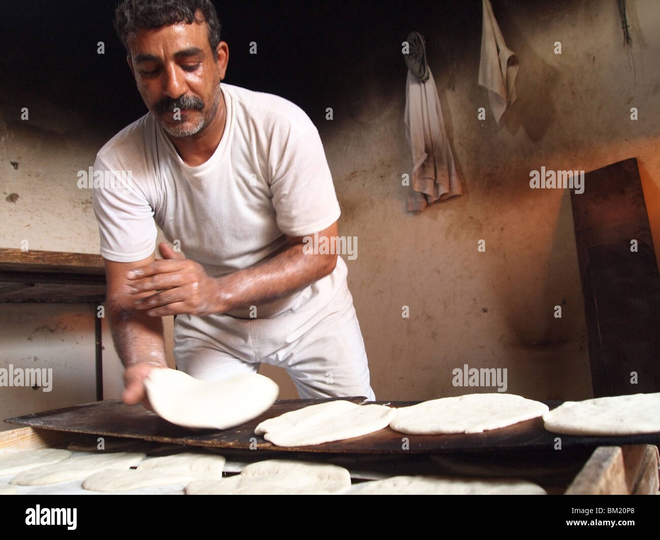 Khobza Massria, ägyptische Brot vorbereitet n eine Bäckerei vor der Gargaresh Straße, Tripolis, Libyen Stockfoto