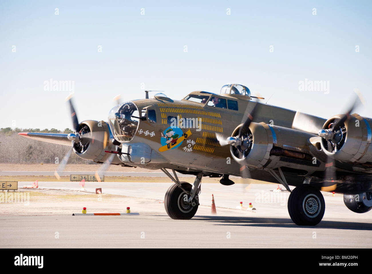 Ocala, FL - Jan 2009 - B-17 Flying Fortress Bomber, Nine O Nine, landet auf dem Ocala Flughafen für Airshow. Stockfoto