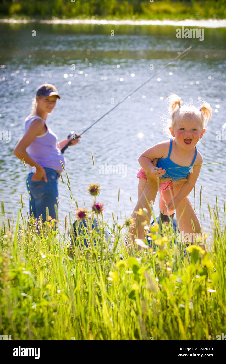 Familie Fischen in einem See, Bozeman, Gallatin County, Montana, USA Stockfoto