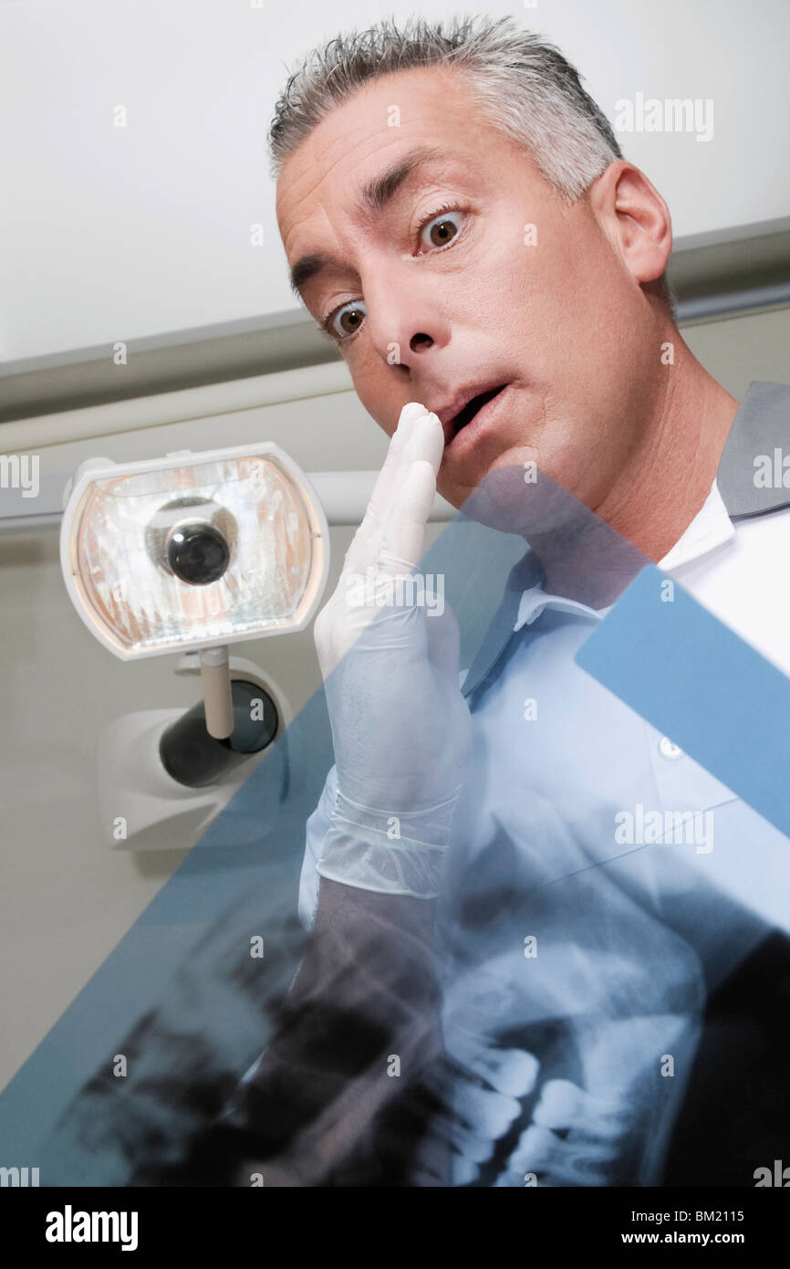 Zahnarzt untersuchen einen Röntgen-Bericht Stockfoto