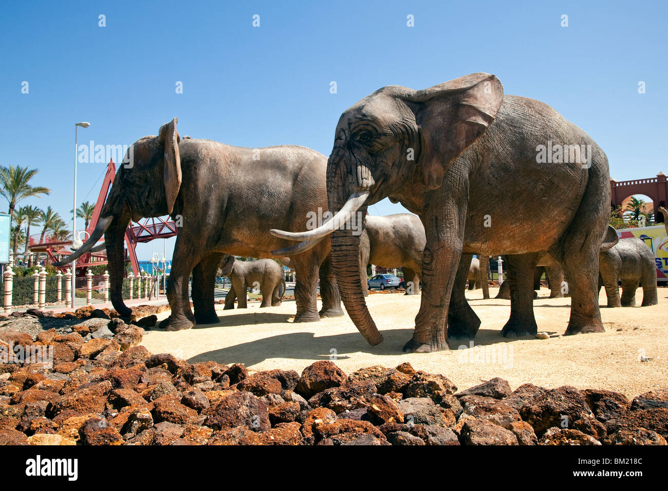 Elefanten-Skulpturen auf einen Kreisverkehr in der Nähe von Benalmadena, Andalusien, Costa Del Sol, Spanien Stockfoto