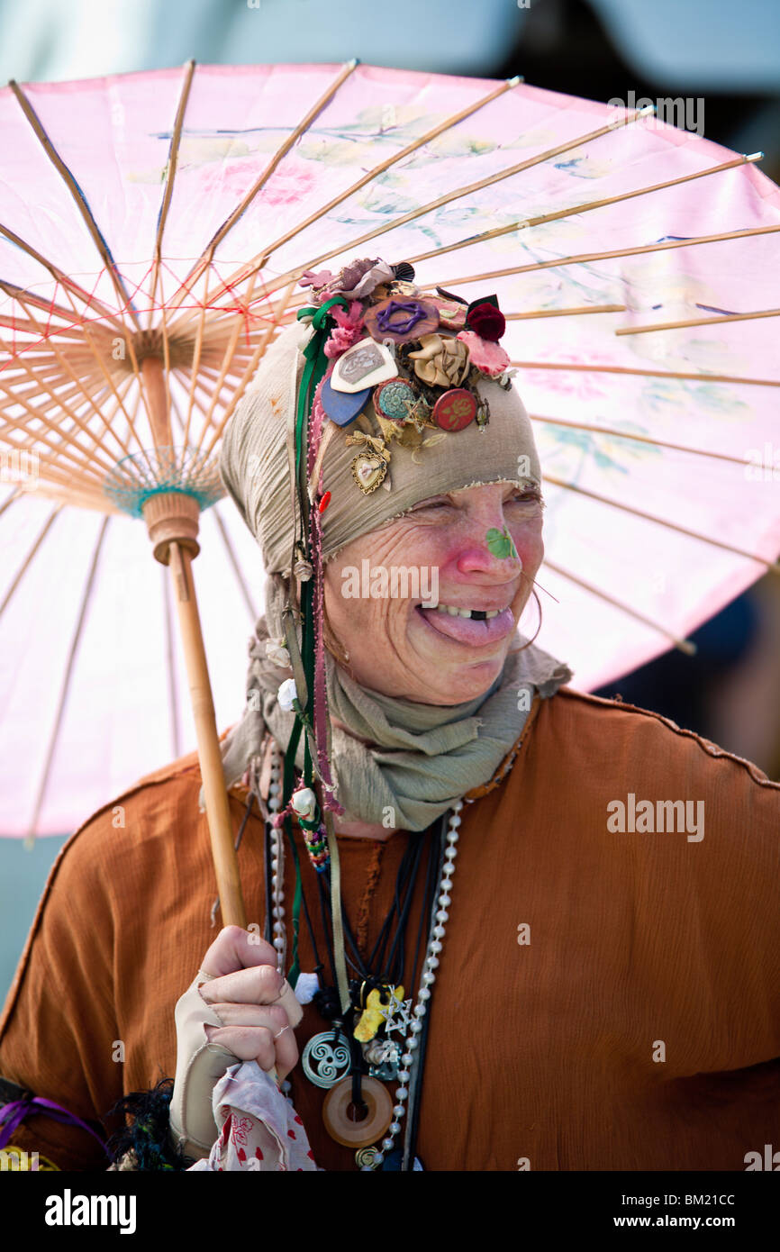 Gainesville, FL - Januar 2009 - alte Frau verkleidet als Zigeuner unter Dach auf Hoggetowne mittelalterlichen Jahrmarkt in Gainesville, Florida Stockfoto