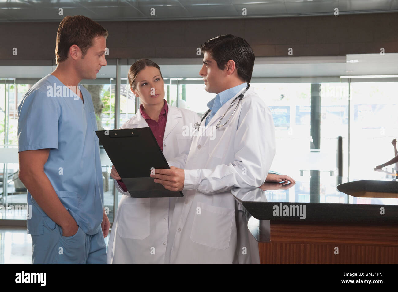 Ärzte diskutieren mit einem Krankenpfleger Stockfoto