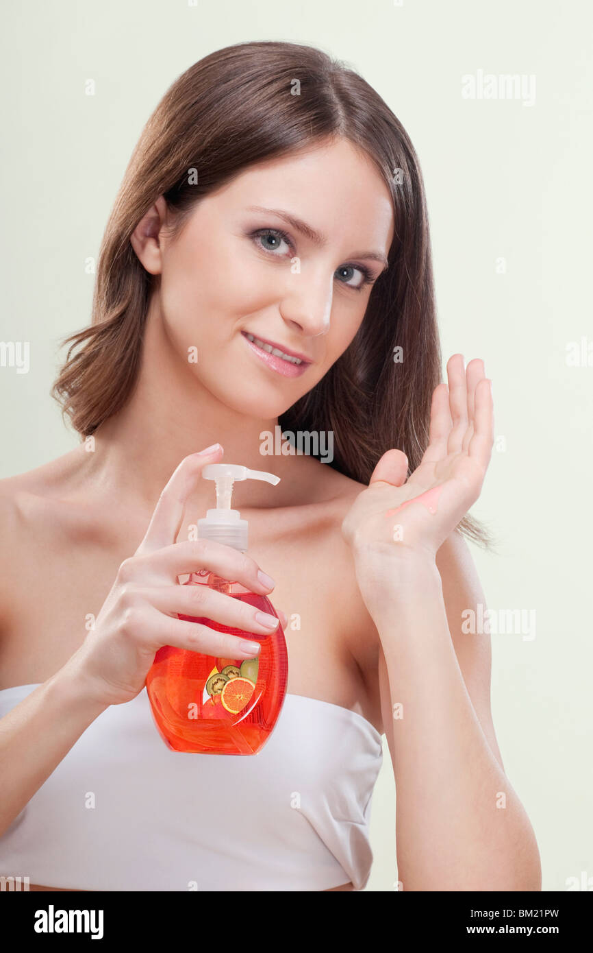 Porträt einer Frau mit einer Flasche Flüssigseife Stockfoto