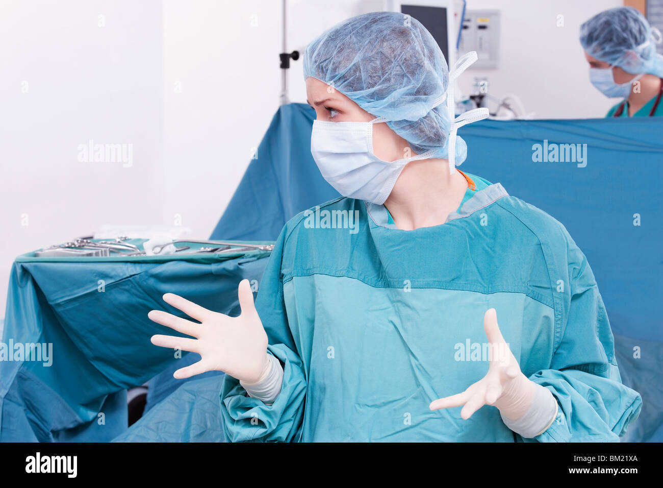 Ärztin, eine Hand Geste in einem OP-Saal Stockfoto