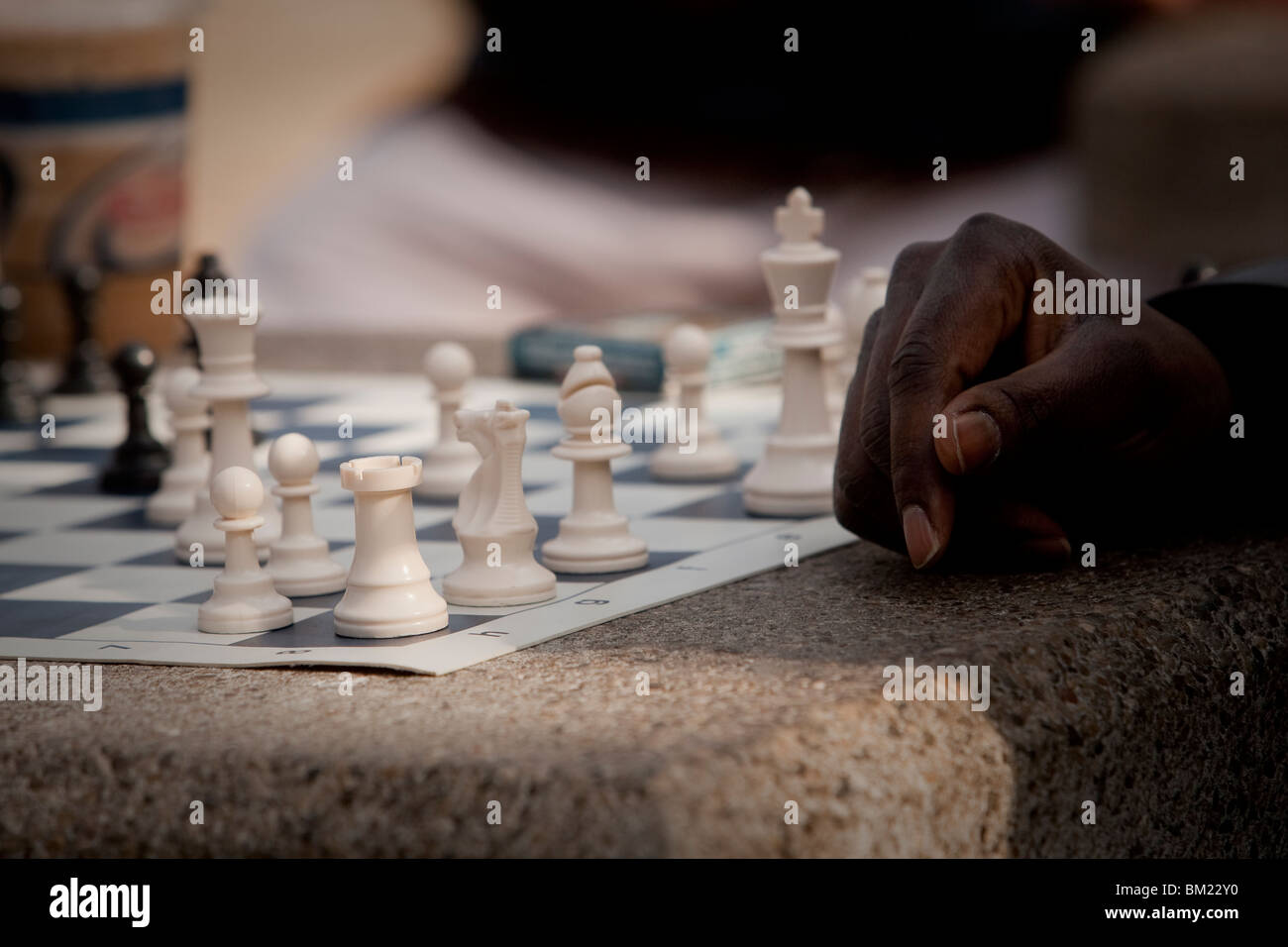 2-Mann spielen Schach in einem Park an der Ecke der Kirche und der Queen Street in Toronto 20. April 2010. Stockfoto