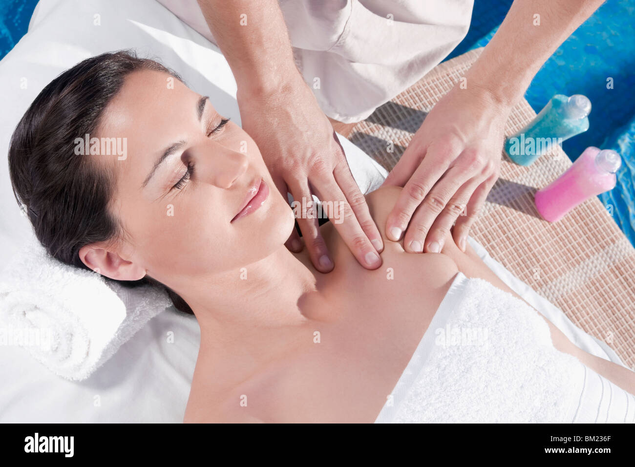 Frau ein Masseur Massage erhalten Stockfoto