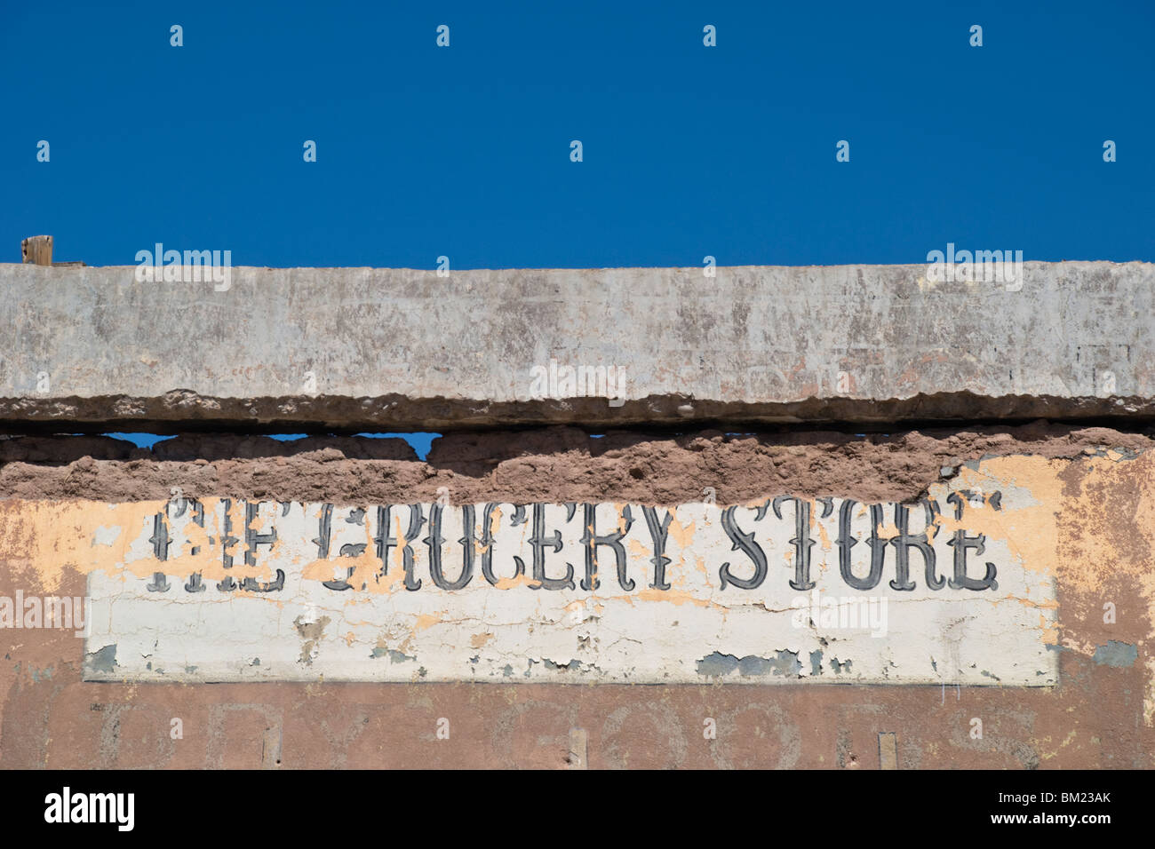 Eine gemalten Zeichen auf einer alten Mauer stehen allein in Tularosa, New Mexico, ist der einzige Hinweis darauf, was das Gebäude einmal war. Stockfoto