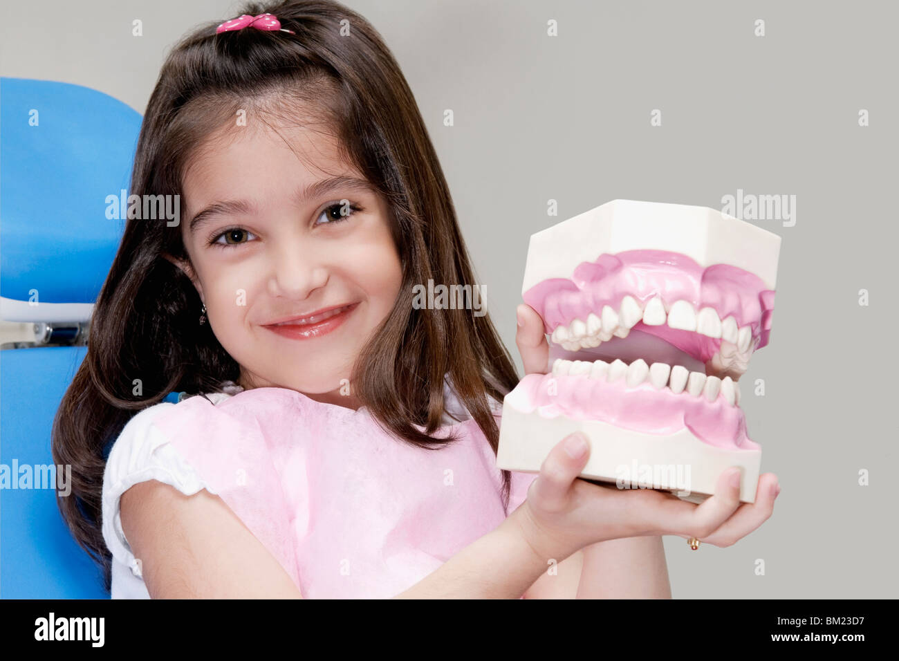 Porträt eines Mädchens hält eine Reihe von Zahnersatz Stockfoto