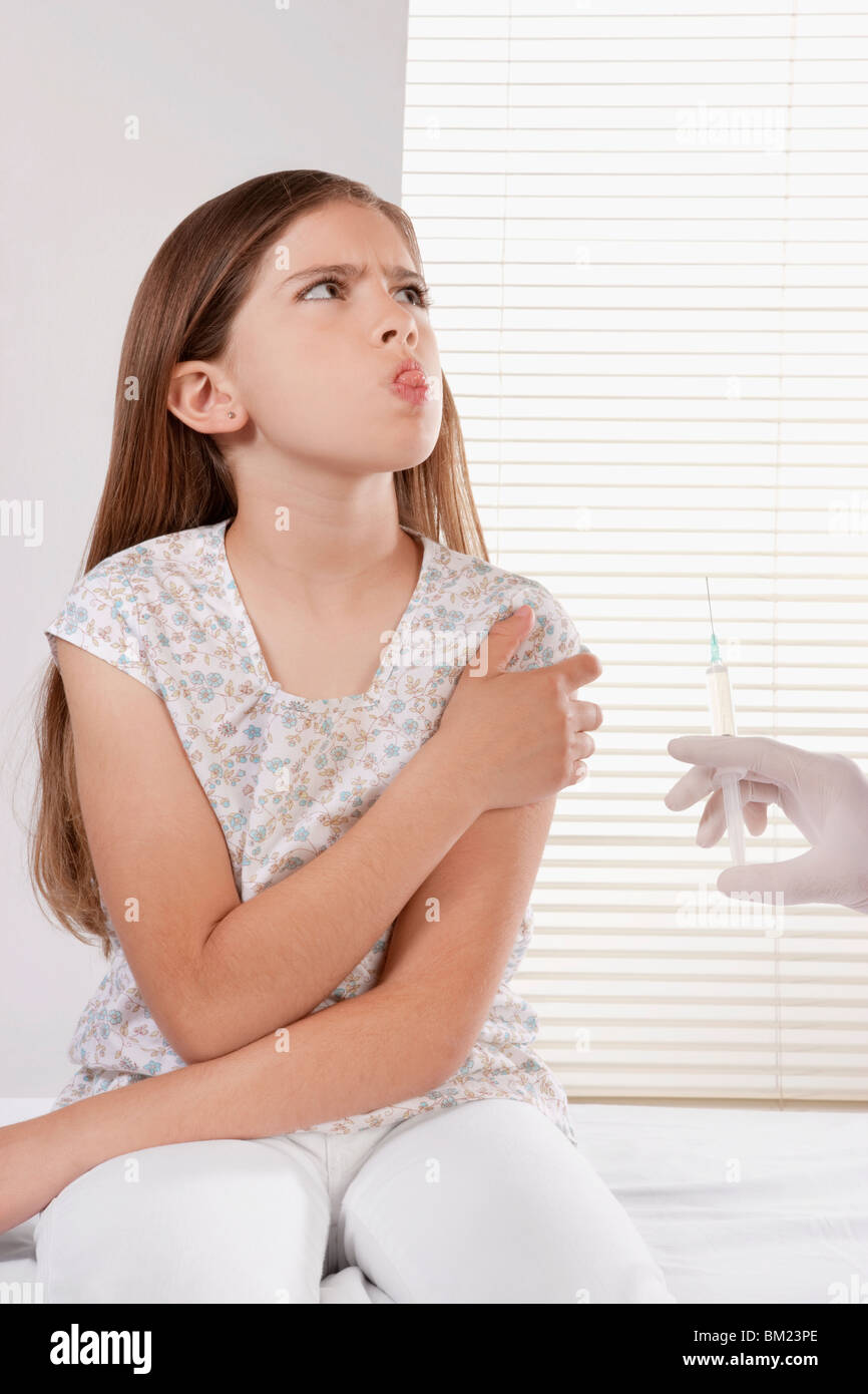 Arzt geben, eine Injektion mit einem Mädchen Stockfoto