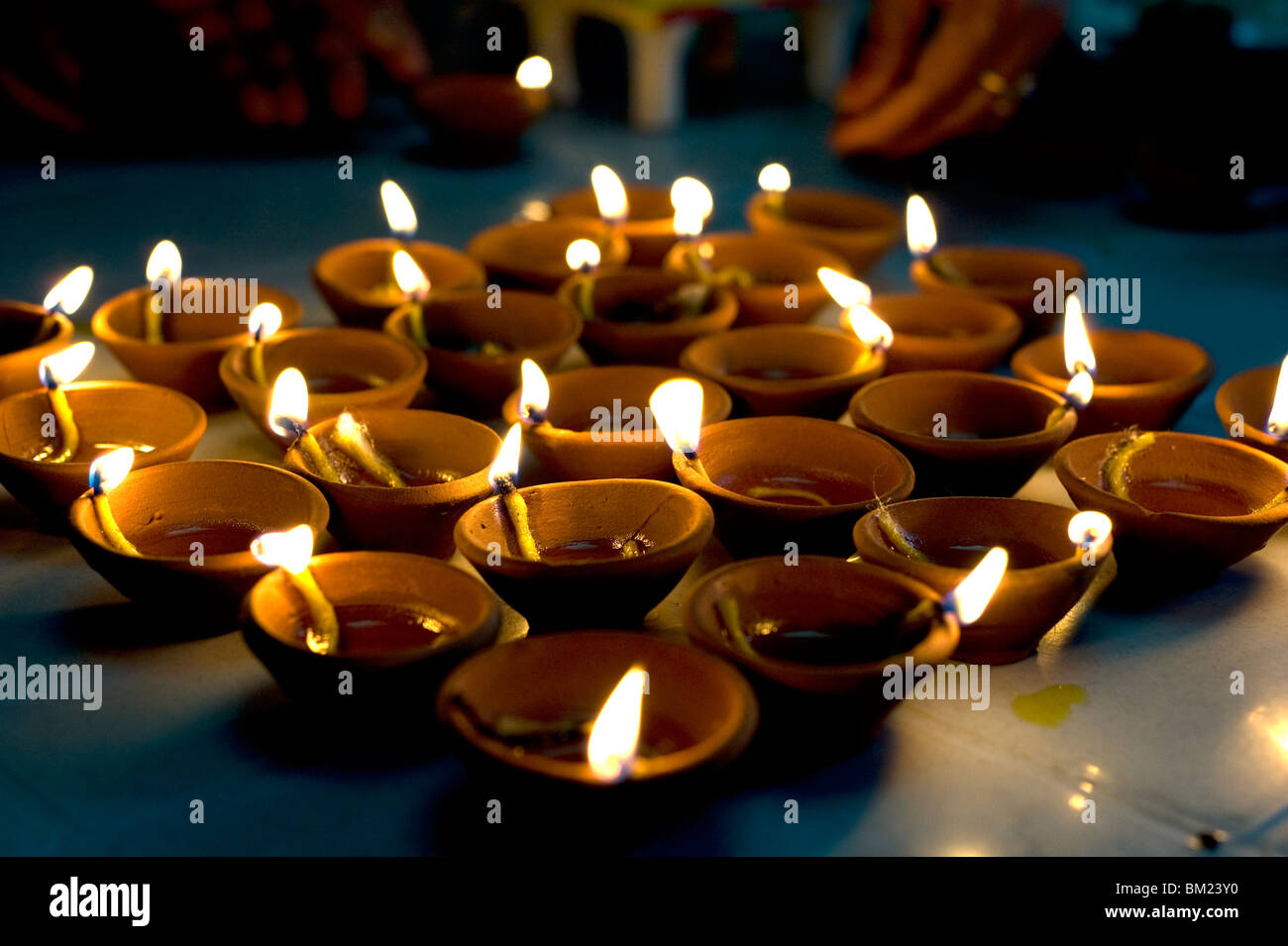 Deepak Lichter (Öl und Baumwolle Kerzen Docht) beleuchtet für häusliche  Dekoration feiern Diwali-fest, Indien Stockfotografie - Alamy