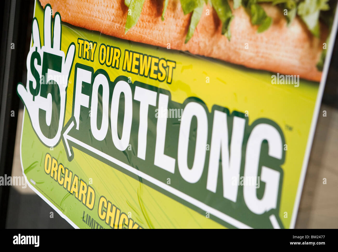 Eine U-Bahn "$5 Footlong" zu unterzeichnen. Stockfoto