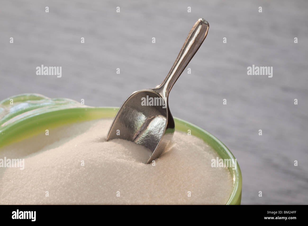 Grünes Glas Zuckerdose mit mini Schaufel Stockfoto