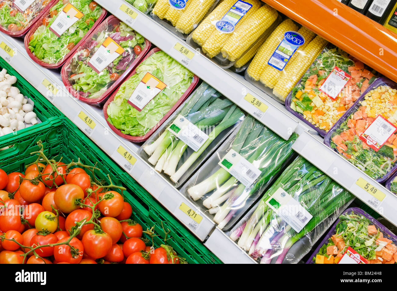 Packed food in a supermarket Fotos und Bildmaterial in hoher