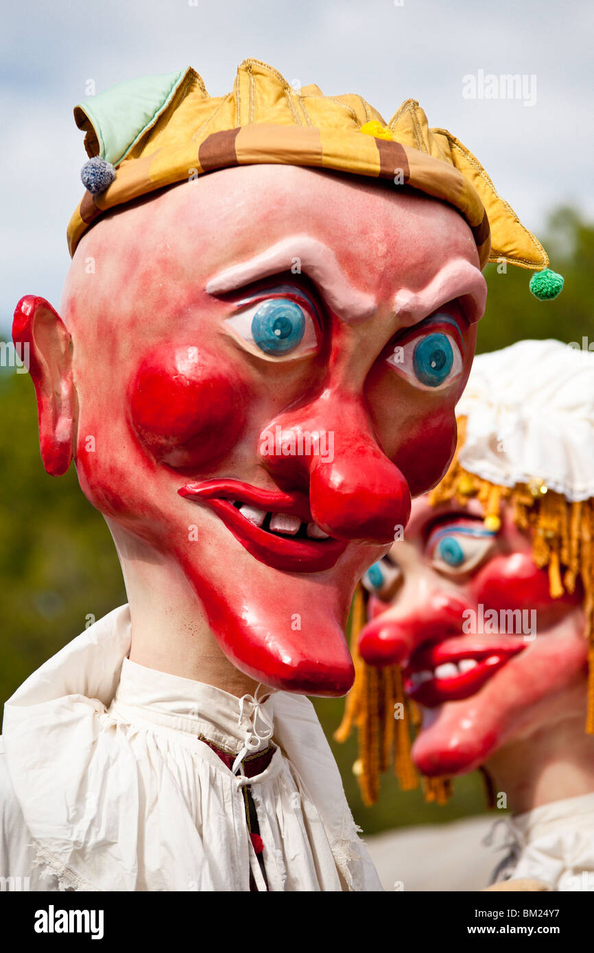 Gainesville FL - Januar 2009 - Riese leitete männliche und weibliche Jester Kostüme auf mittelalterlichen Jahrmarkt Hoggetowne Stockfoto