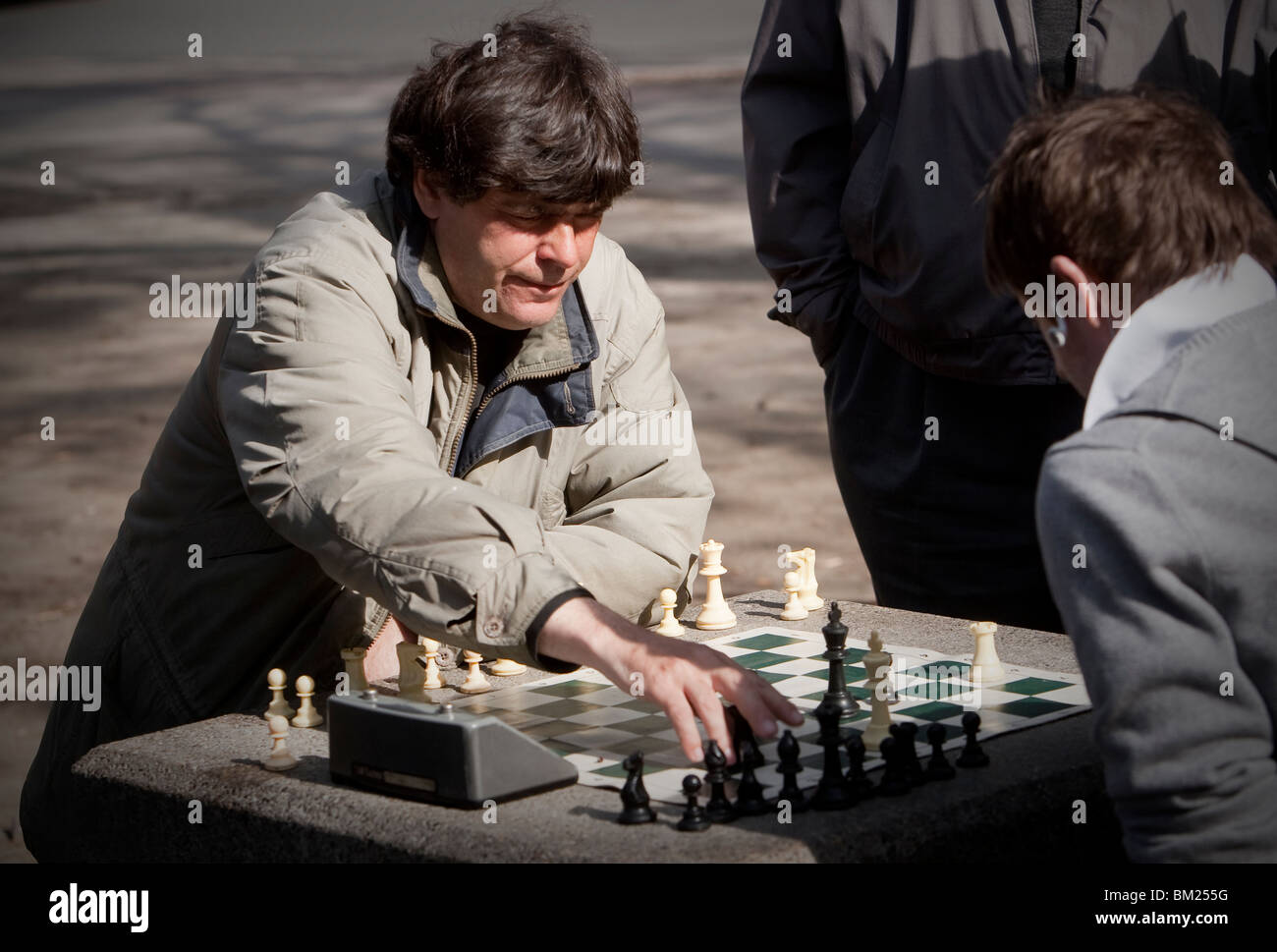 2-Mann spielen Schach in einem Park an der Ecke der Kirche und der Queen Street in Toronto 20. April 2010. Stockfoto