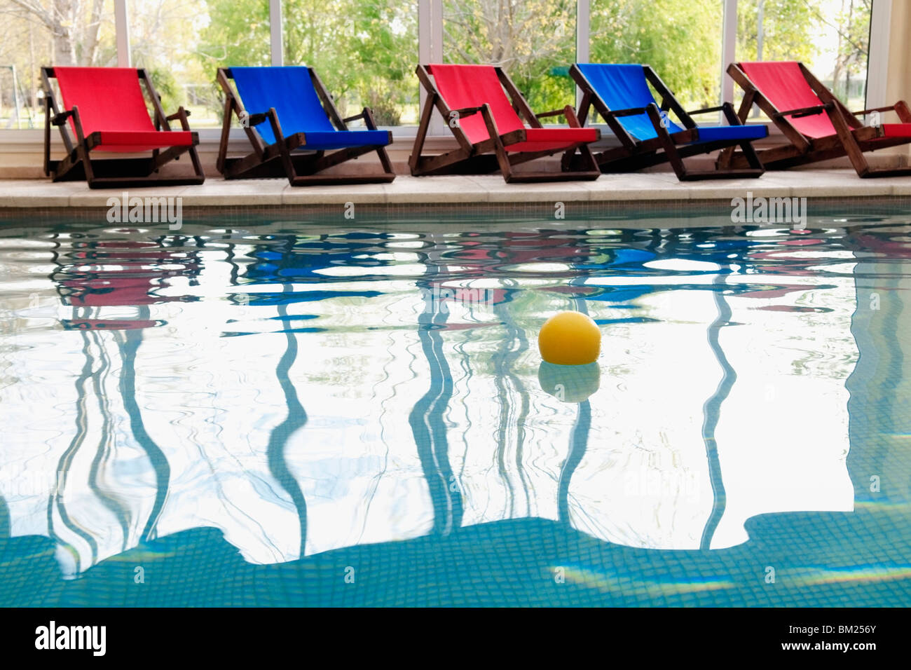 Ball, Schwimmen in einem Schwimmbad Stockfoto