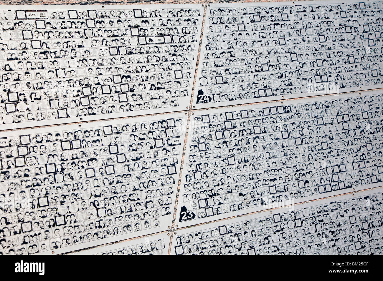 Kissimmee, FL - Jan 2009 - Mauern des kleinen Fotos und Hinweise von Gästen in den Eingang zum Walt Disney World, Epcot Center Stockfoto