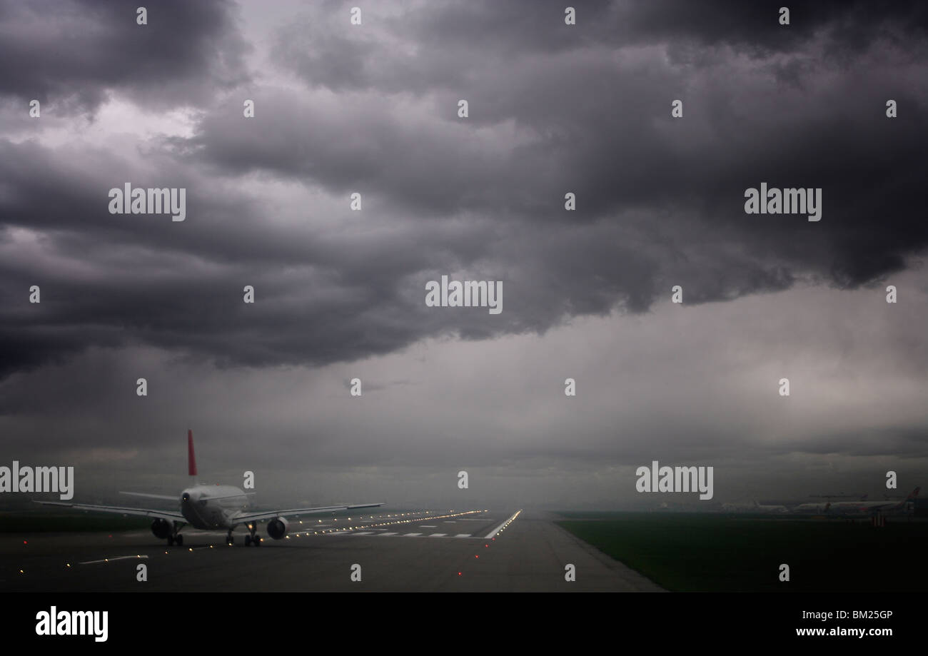 Flugzeug bereit zum abheben und stürmischen Himmel, Heathrow Airport, London, England, Vereinigtes Königreich, Europa Stockfoto