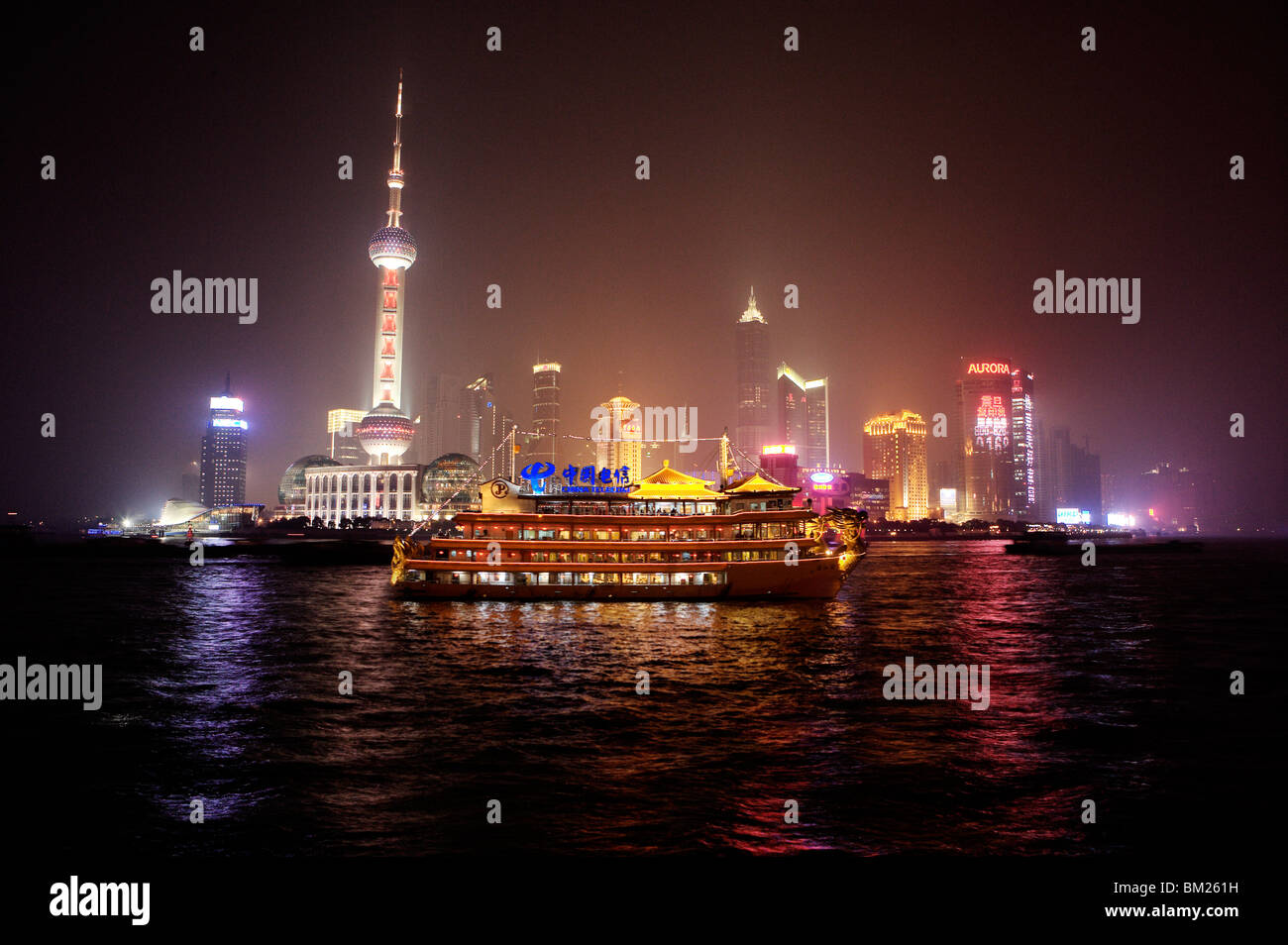 Boot set gegen die beleuchtete Skyline von Shanghai, Shanghai, China, Asien Stockfoto