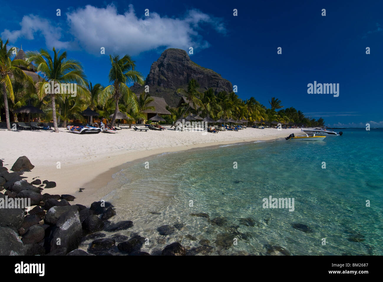 Liegestühle am Strand und Mont Brabant (Le Morne Brabant), UNESCO-Weltkulturerbe, Mauritius, Indischer Ozean Stockfoto