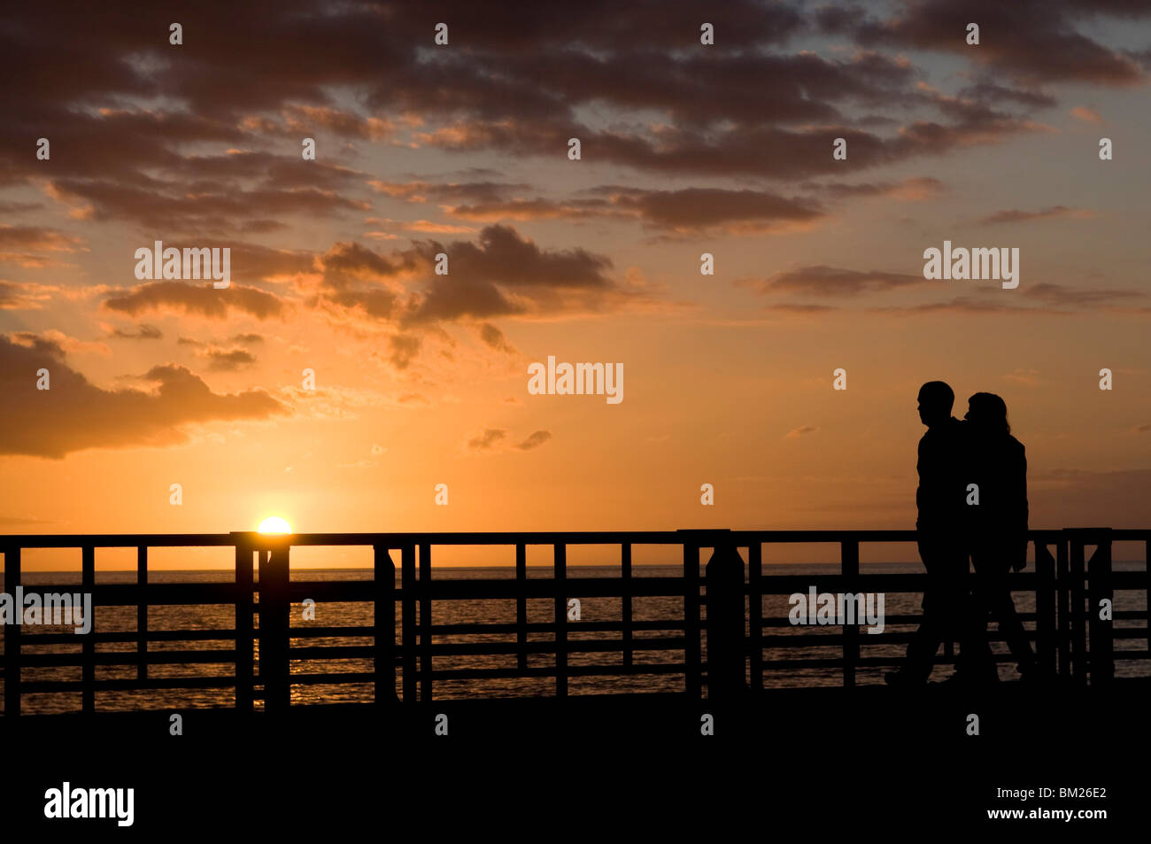 Paar zu Fuß entlang der Pier von Playa de Las Americas, Teneriffa, Kanarische Inseln, Spanien, Atlantik, Europa Stockfoto