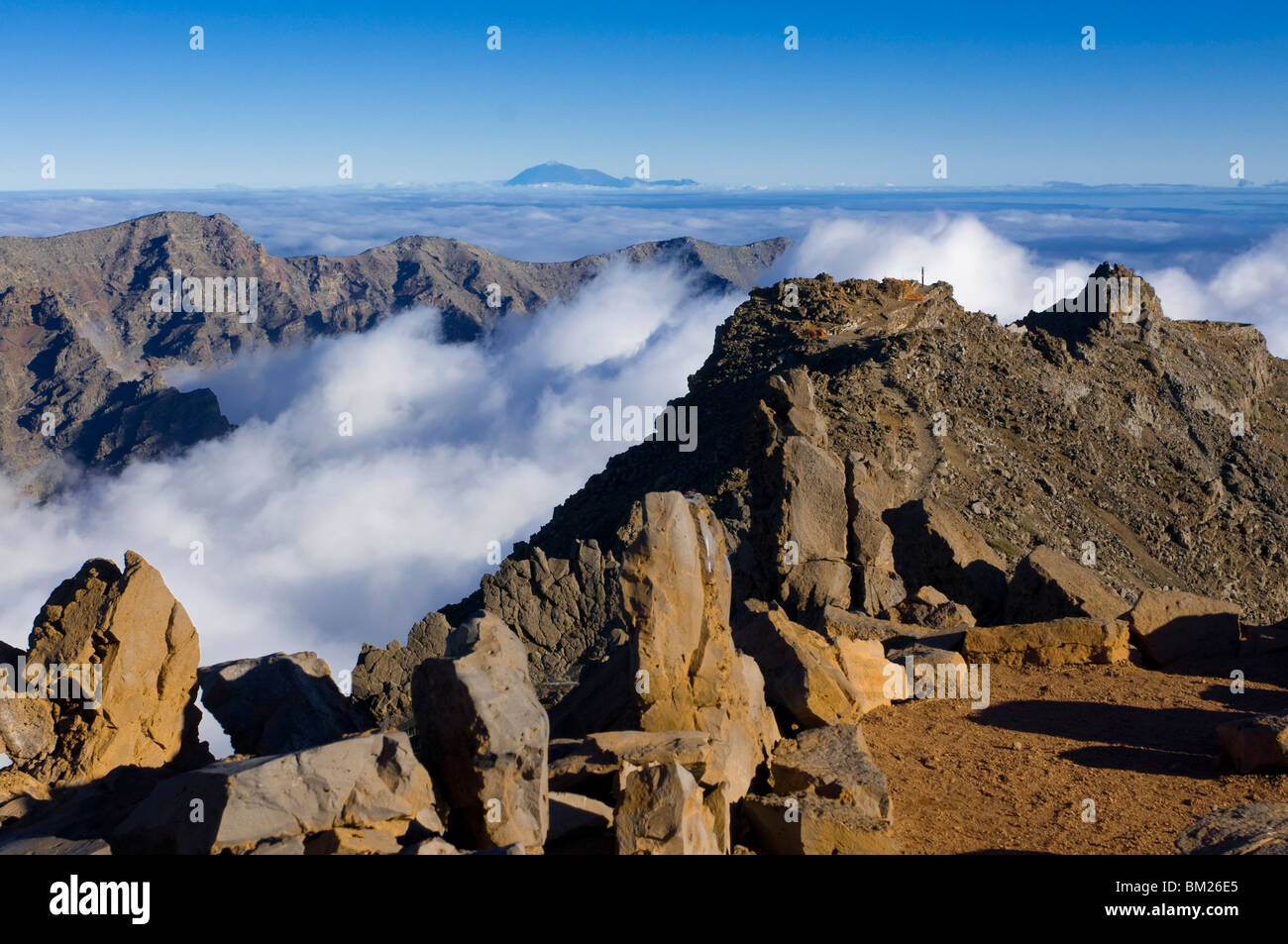 Blick vom Rand des Vulkans Taburiente, im Hintergrund der Vulkan El Teide, La Palma, Kanarische Inseln, Spanien, Europa Stockfoto