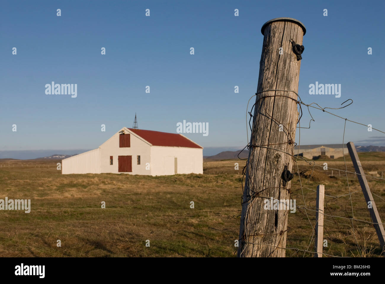Zaun und einem einsamen Bauernhof in Central Island, Island, Polarregionen Stockfoto