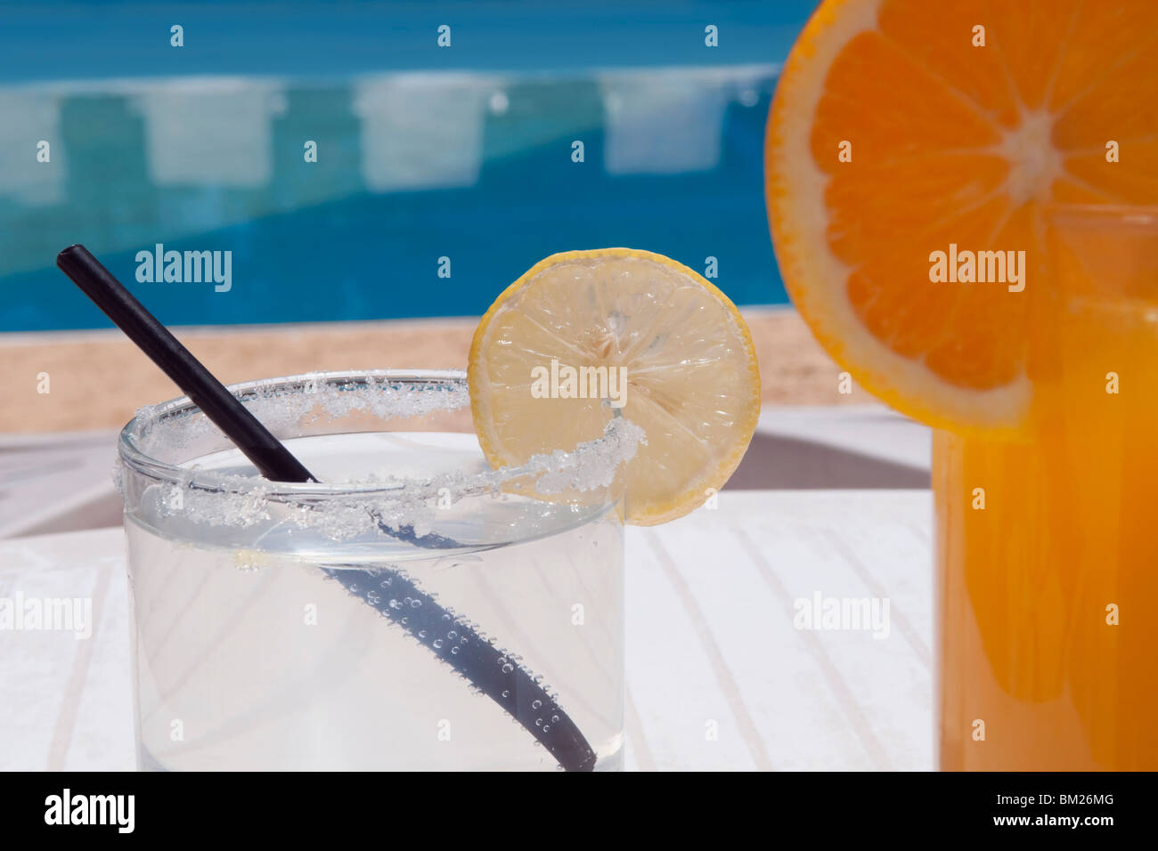 Nahaufnahme von Limonade mit Orangensaft am Pool Stockfoto