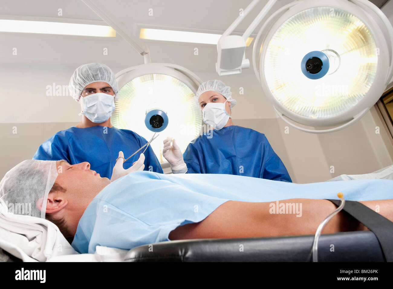 Zwei Chirurgen, die ein Patient in einem OP-Saal in Betrieb Stockfoto