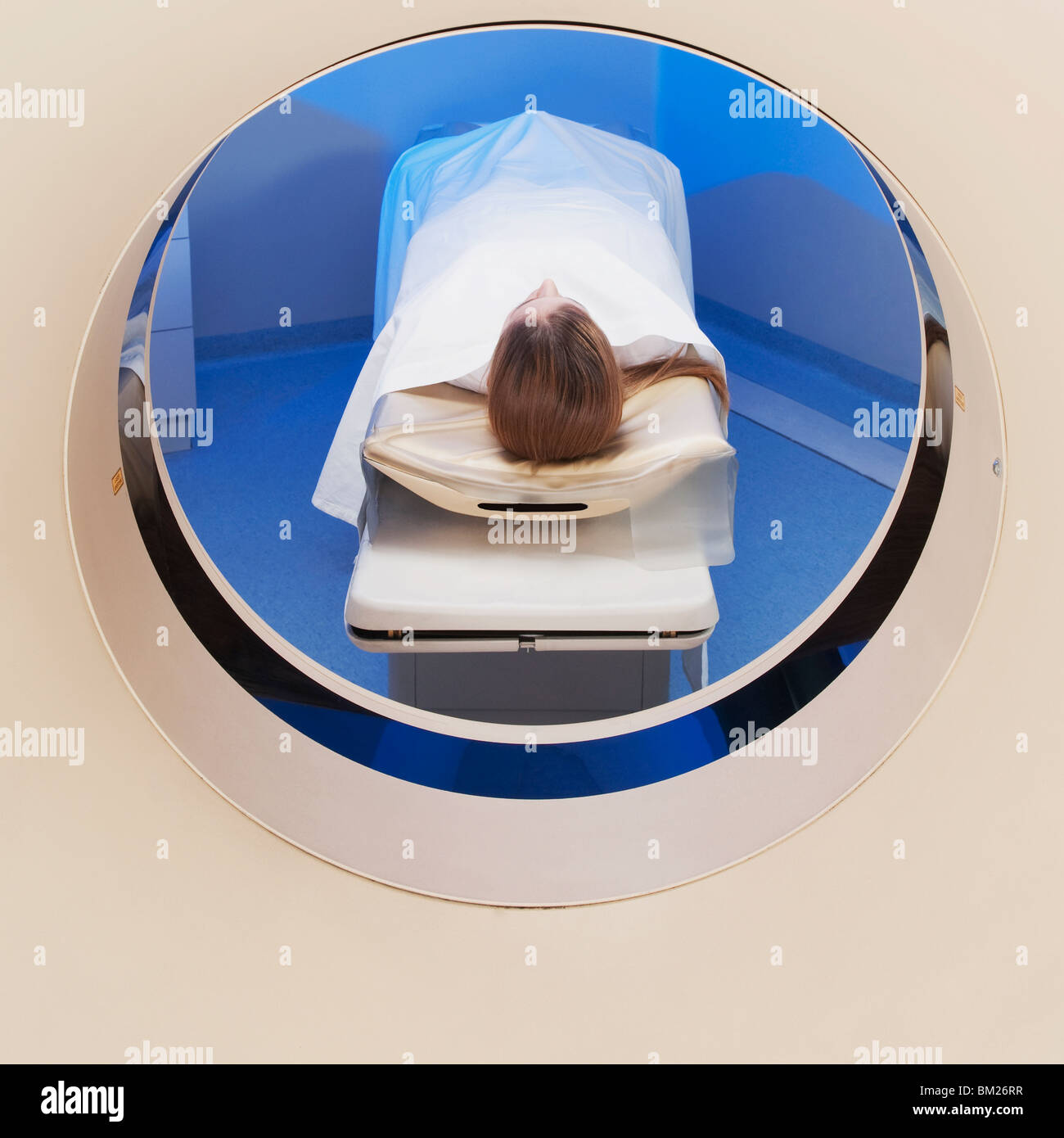 Patienten, die durch eine MRT-Untersuchung Stockfoto