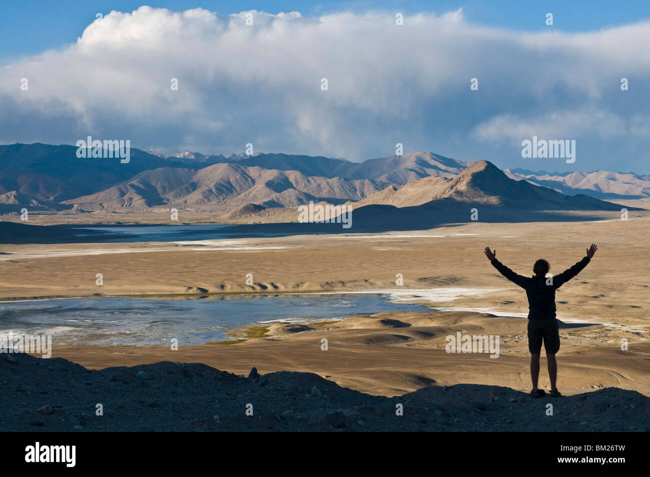 Tourist, bewundern Sie die atemberaubende Landschaft des Tuz Kul, Pamir, Tadschikistan, Zentralasien Stockfoto