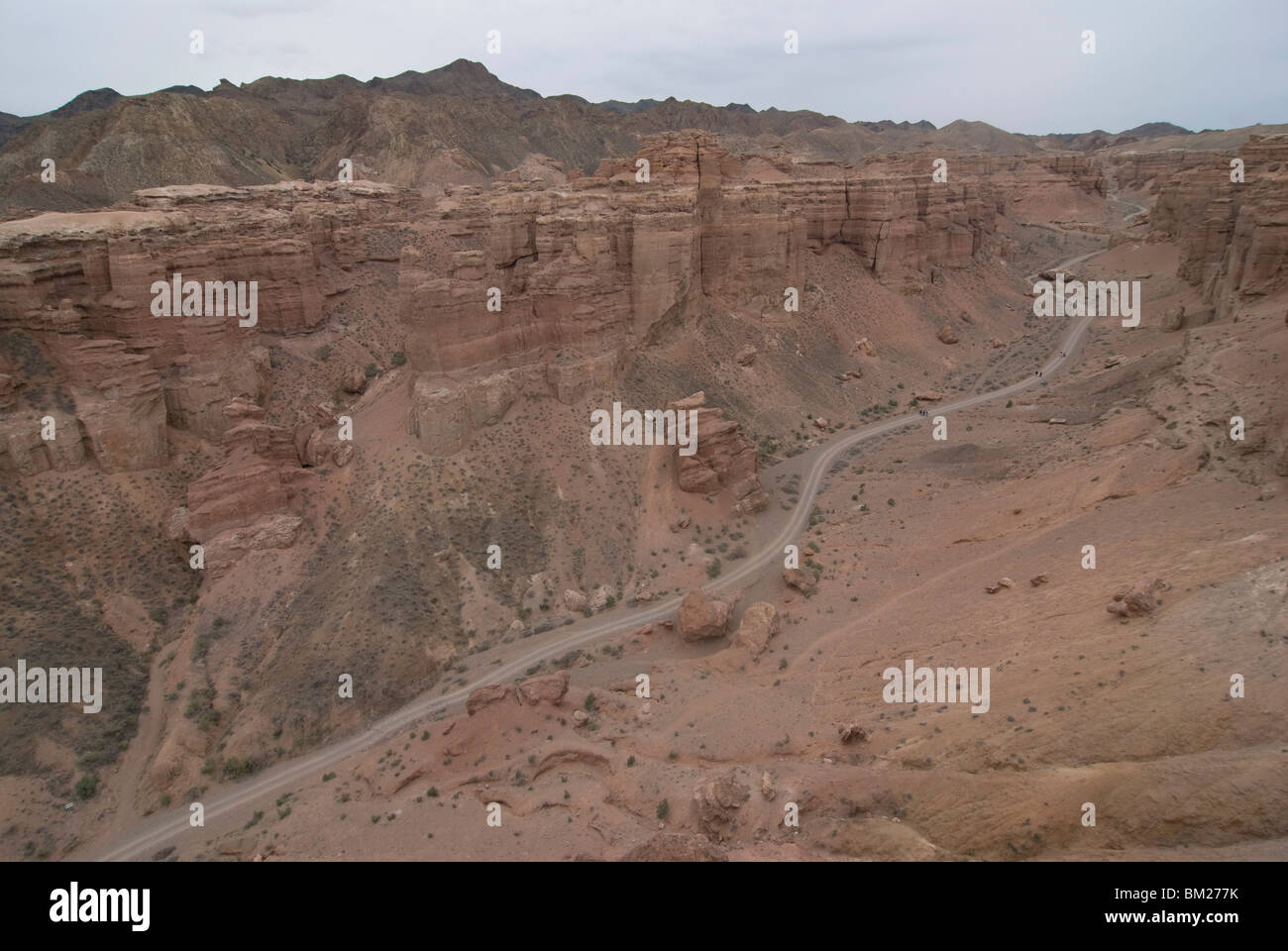 Felsformationen in ariden Landschaft am Tscharyn Canyon, Kasachstan, Zentralasien Stockfoto