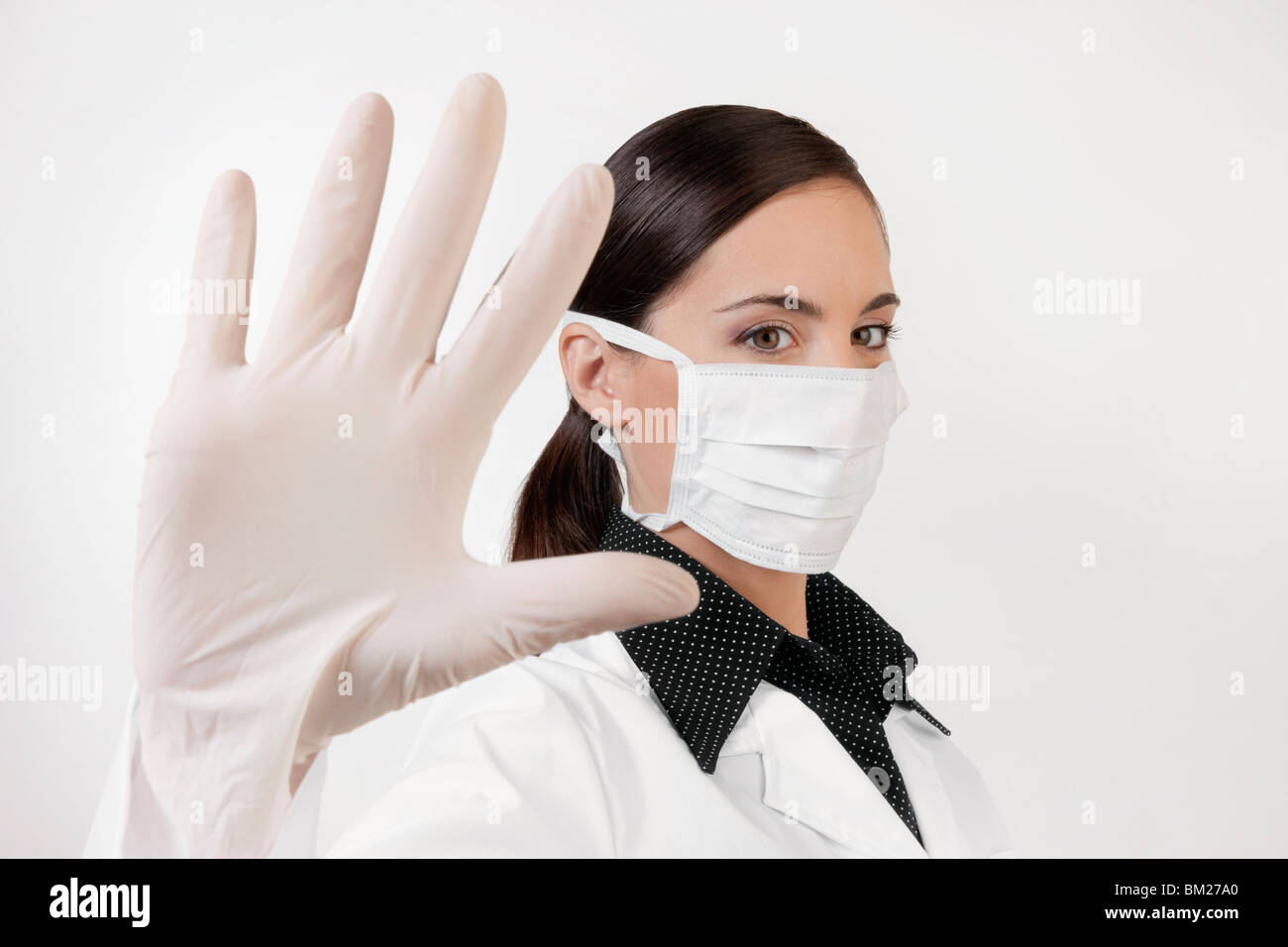 Ärztin mit einer Grippe-Maske Stockfoto