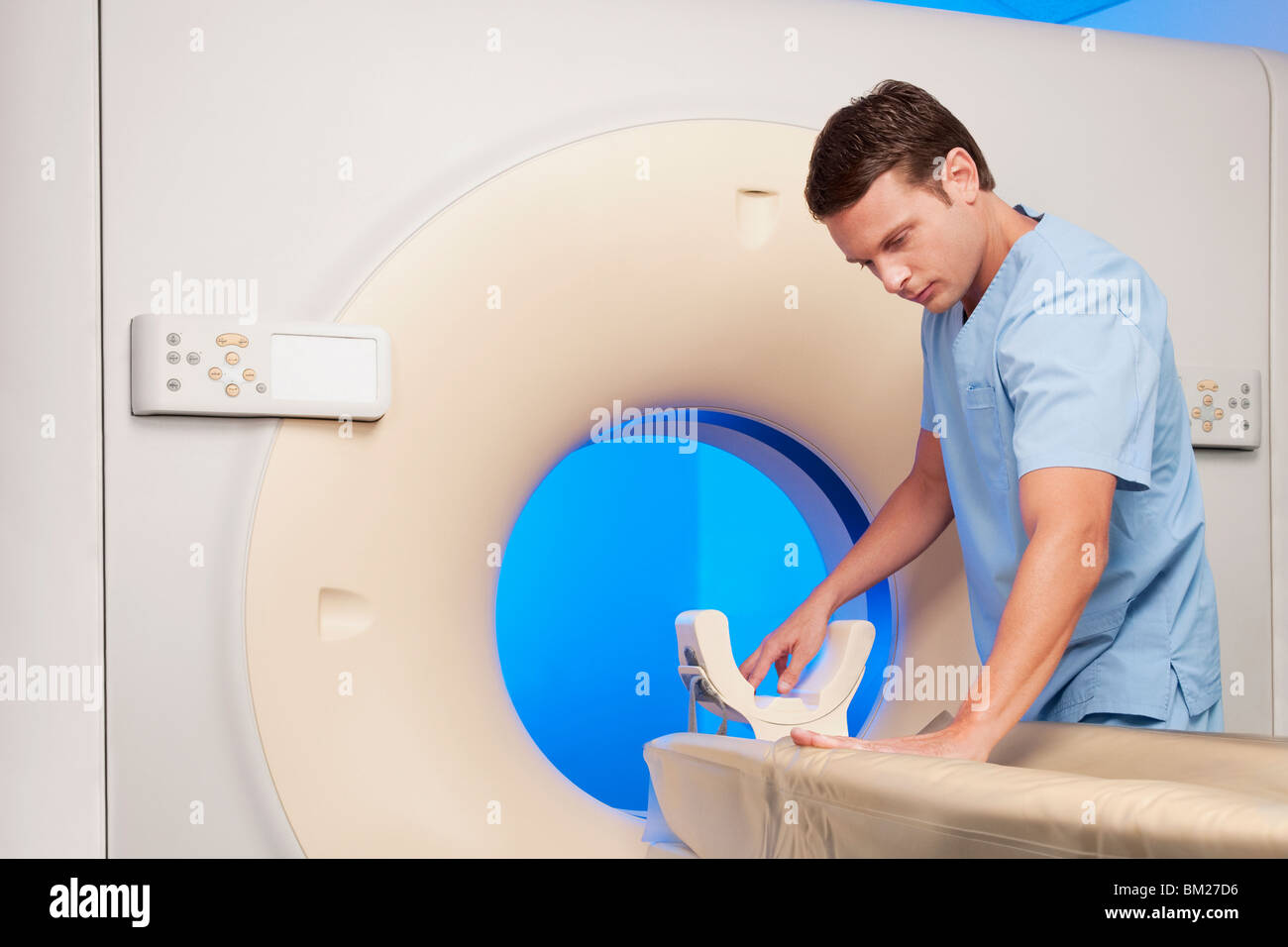 Mitarbeiter untersuchen eine CAT-Scan-Maschine Stockfoto