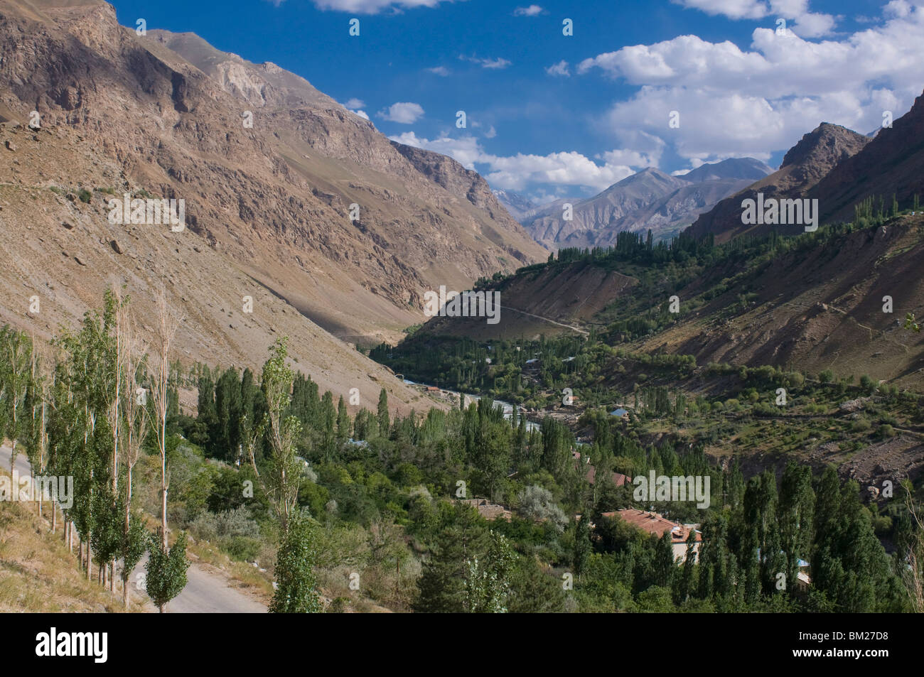 Tal mit Bäumen und Sträuchern, Khorog, Tadschikistan, Zentralasien Stockfoto