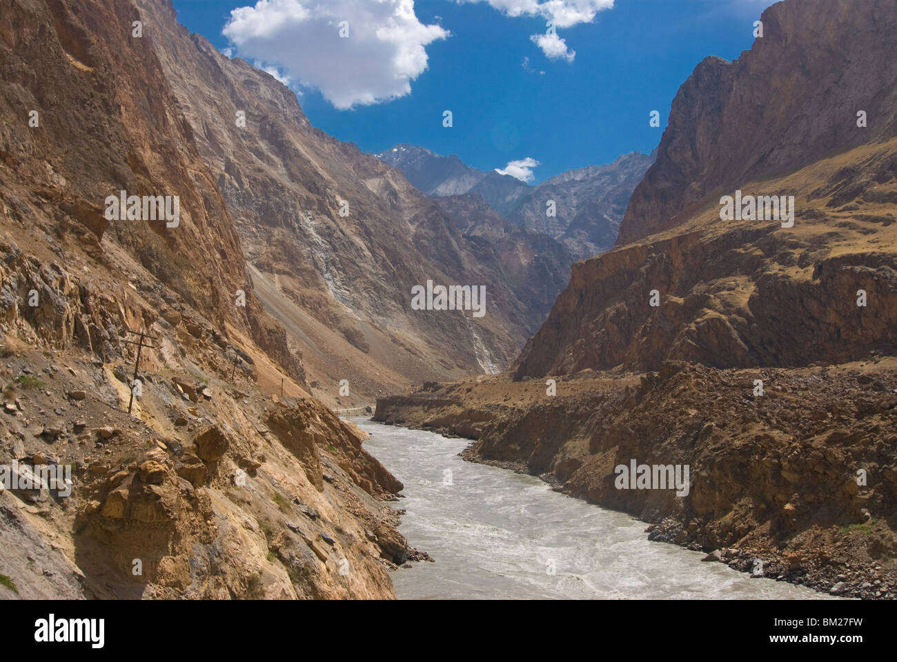 Bergige Landschaft auf dem Weg zwischen Duschanbe und Bartang Tal, Tadschikistan, Zentralasien Stockfoto