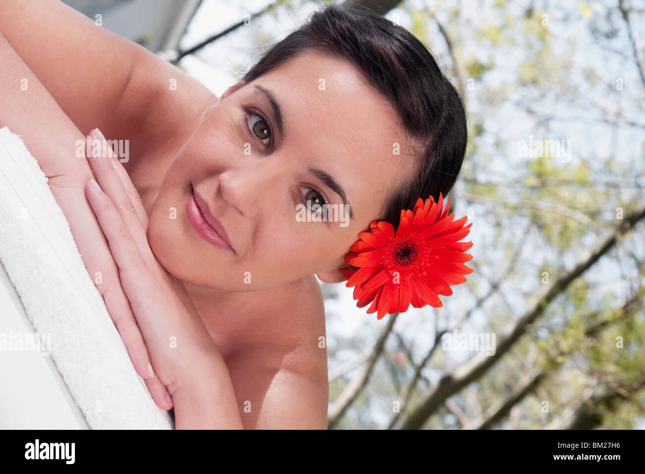 Porträt einer Frau liegend auf einem Massagetisch Stockfoto