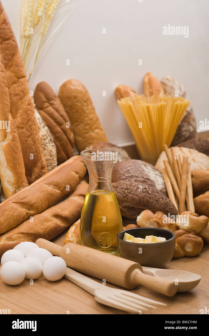 Nahaufnahme von Nudeln und Brot mit Eiern Stockfoto