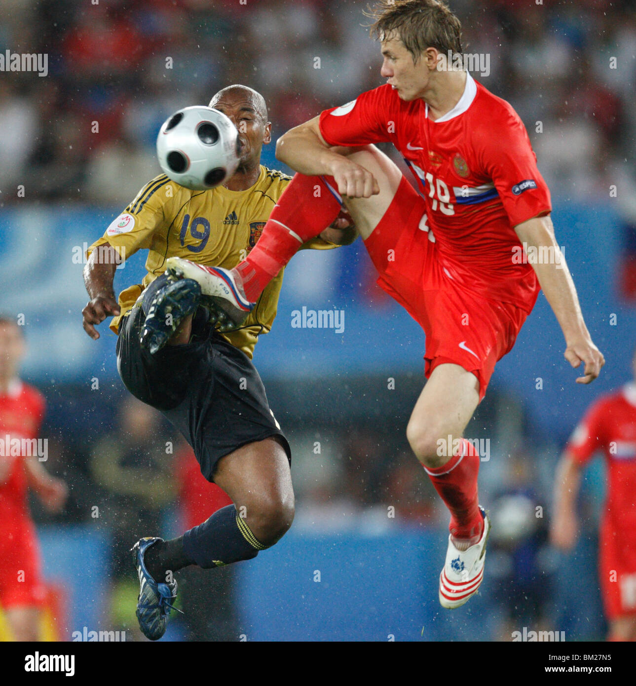 Marcos Senna von Spanien (l) und Russlands Yuri Zhirkov (r) wetteifern um die Kugel während der UEFA Euro 2008 Halbfinale. Stockfoto