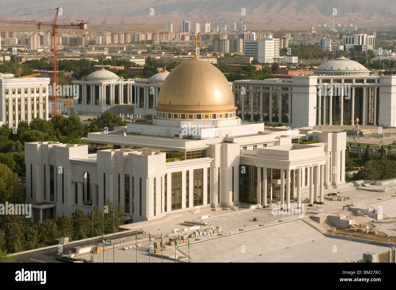 Imposante Parlamentspalast mit Kuppel, Aschgabat, Turkmenistan, Zentral-Asien, Asien Stockfoto