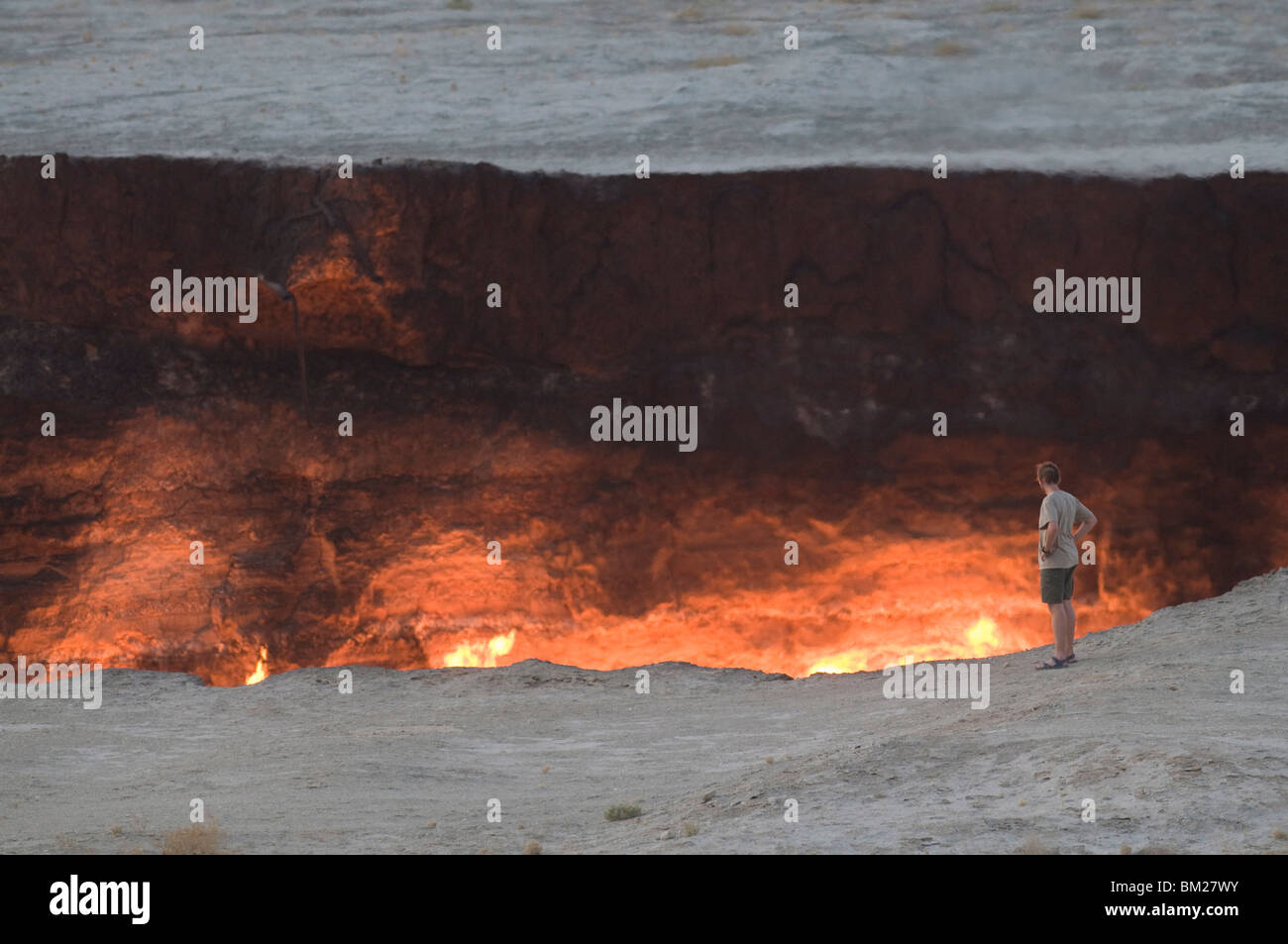 Touristischen Stand am Rande des Kraters Darvaza Gas, Turkmenistan, Zentral-Asien, Asien Stockfoto