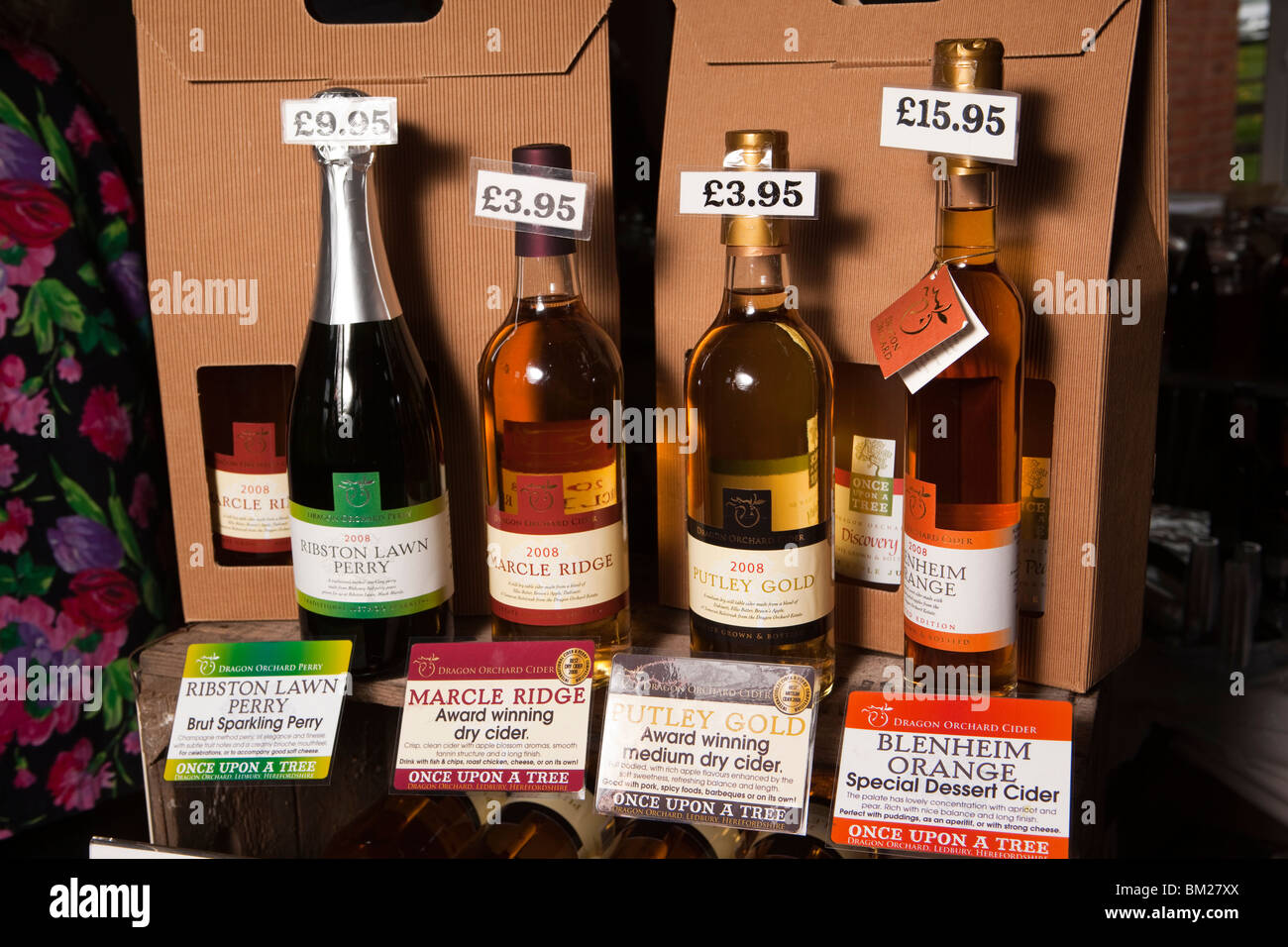 Großbritannien, England, Herefordshire, Putley, Big Apple Event, Dragon Orchard hochwertige Cider und Perry auf dem display Stockfoto