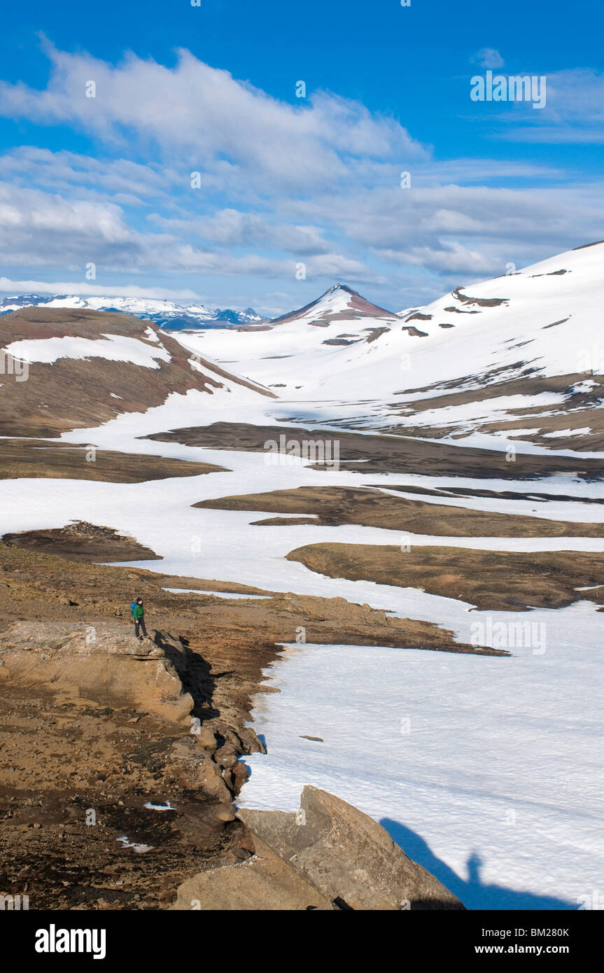 Wanderer in Berglandschaft bedeckt mit Eis, Snaefellsjökull Nationalpark, Island, Polarregionen Stockfoto