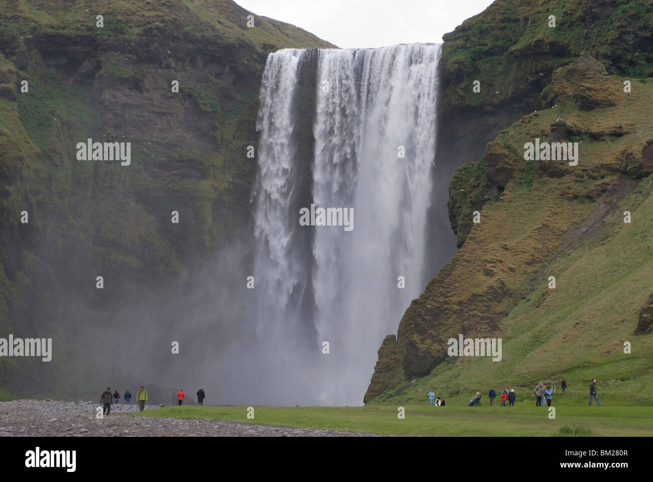 Menschen bewundern die großen Wasserfall Skogarfoss, Island, Polargebiete Stockfoto