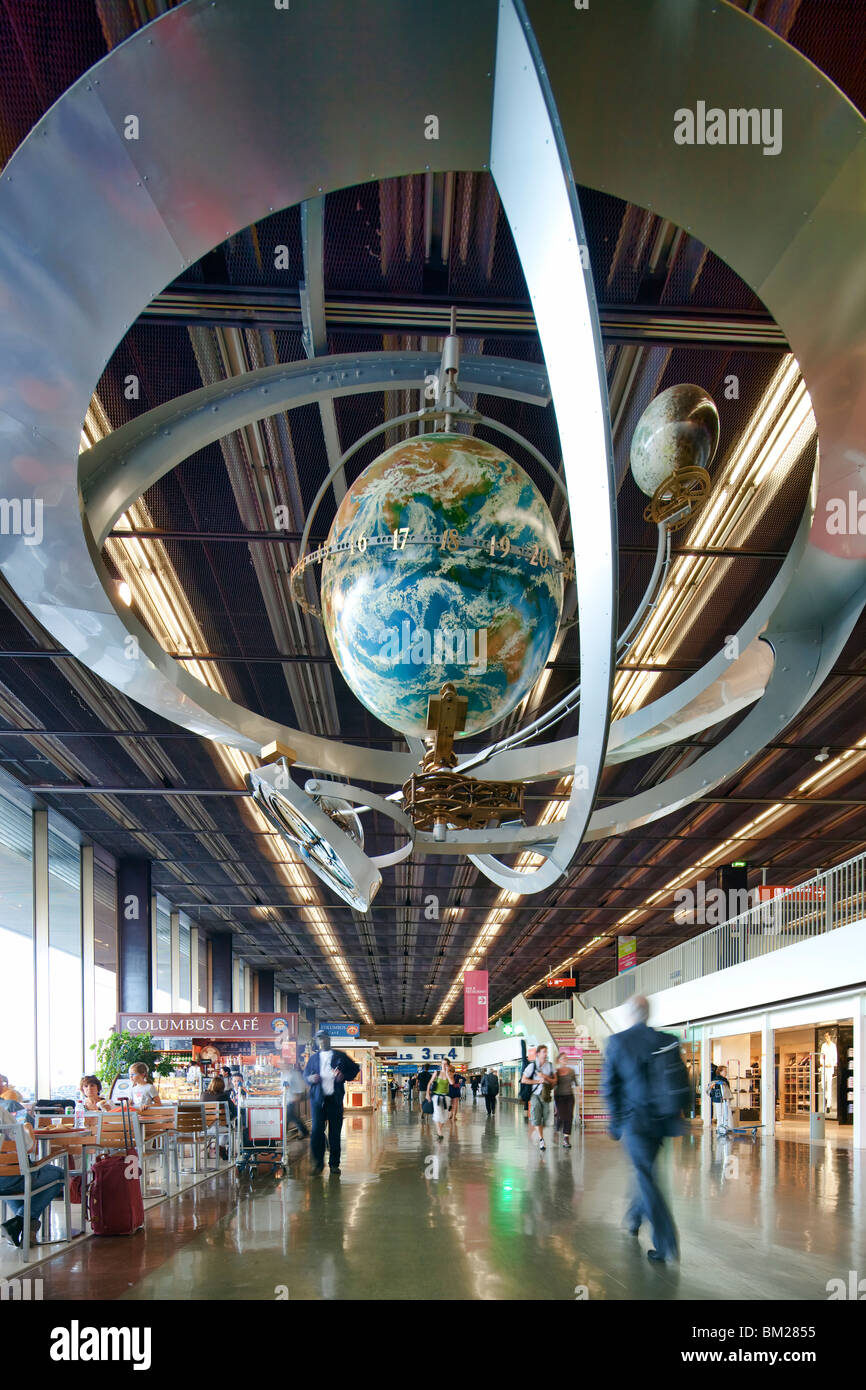 Globus mit World Time, Flughafen Orly, Paris, Frankreich Stockfoto