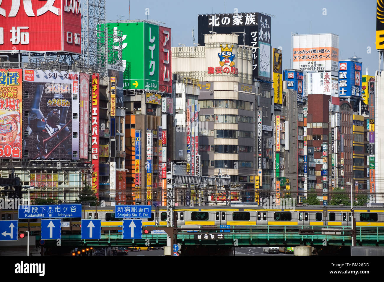 JR-Bahnhof in East Shinjuku über Yasukuni-Dori-Straße im Stadtteil Kabukicho, Tokio, Japan Stockfoto