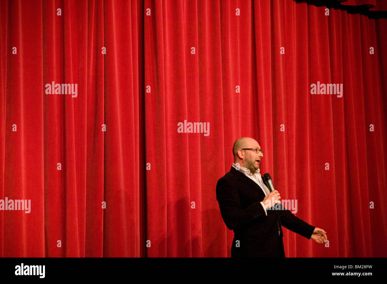 Die Stand-up Comedian Chris Neill führt auf der Bühne in London. Stockfoto